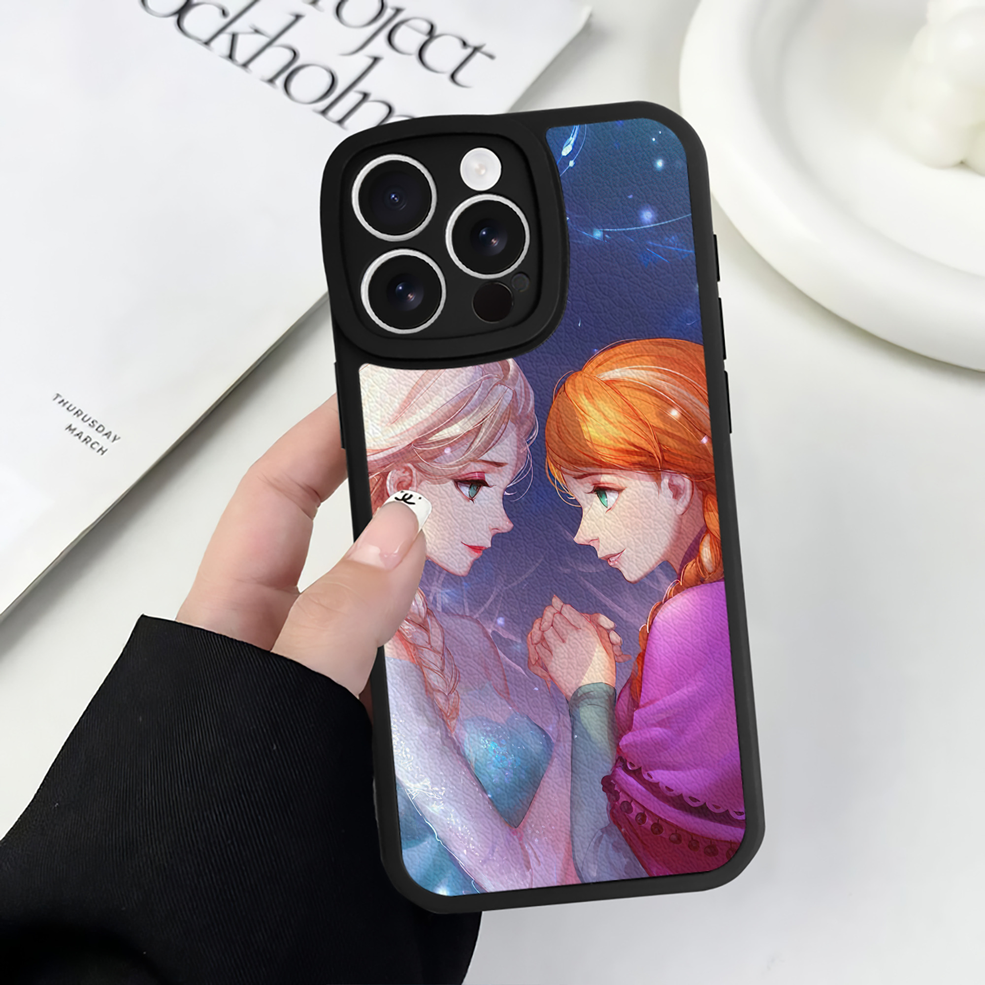 （画像用） アナと雪の女王 アンナ エルサ Frozen Anna Elsa 【iPhone 16シリーズ対応】シリコンスマホケース（レザー調） 材質：シリコン